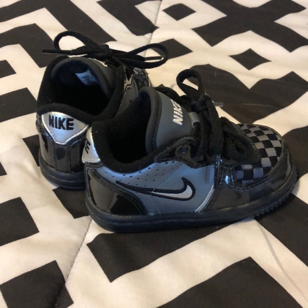 Infant nikes size 4